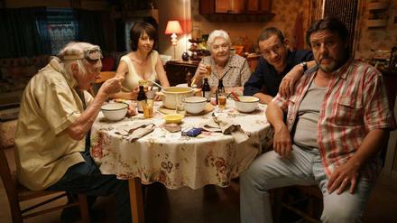 Valentin D. (Dany Boon, zweiter von rechts) wiedervereint mit seiner Familie.