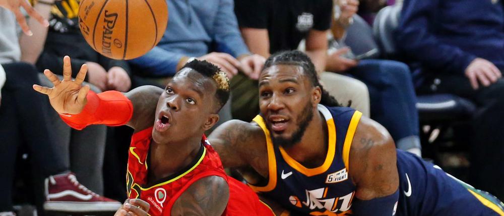 Voller Einsatz: Guard Dennis Schröder (l) von den Atlanta Hawks kämpft mit Jae Crowder von den Utah Jazz um den Ball.