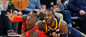 Voller Einsatz: Guard Dennis Schröder (l) von den Atlanta Hawks kämpft mit Jae Crowder von den Utah Jazz um den Ball. 
