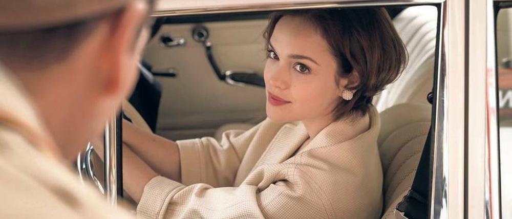 Ein Leben als Frau Professor reicht Eva Fassbender (Emilia Schüle) nicht. In „Ku’damm 59“ versucht sie, aus dem damaligen Rollenbild auszubrechen. 