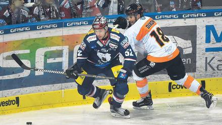 Mehr geht nicht. Sven Ziegler (vorn) hat bei den Eisbären den Anschluss verpasst. In den Play-offs gegen Wolfsburg kam er zuletzt immerhin sporadisch zum Einsatz. 