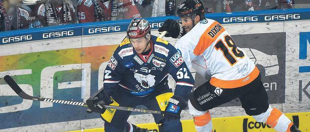 Mehr geht nicht. Sven Ziegler (vorn) hat bei den Eisbären den Anschluss verpasst. In den Play-offs gegen Wolfsburg kam er zuletzt immerhin sporadisch zum Einsatz. 
