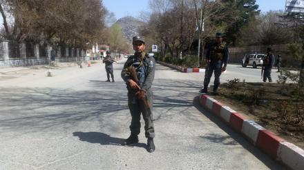 Polizisten sichern den Ort des Anschlags in Kabul. 