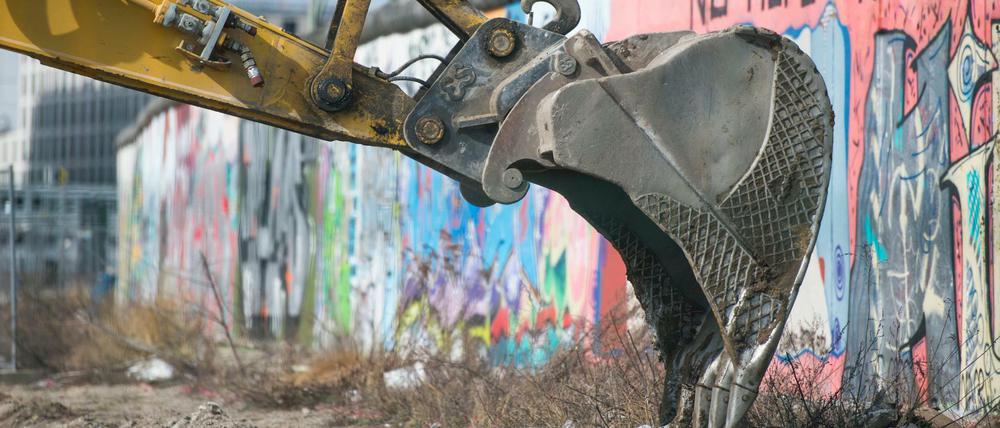 Wegen eines Bauprojekts müssen einige Meter Mauer weichen.