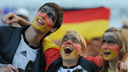 Globaler Jubel: Fans der Nationalmannschaft jubeln in München. Das Trikot der Nationalelf wird mittlerweile aber weltweit getragen, Nationalmannschaft touren den Globus. 