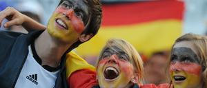 Globaler Jubel: Fans der Nationalmannschaft jubeln in München. Das Trikot der Nationalelf wird mittlerweile aber weltweit getragen, Nationalmannschaft touren den Globus. 