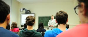 Die Schüler der Oberstufe des John-Lennon-Gymnasiums erhalten zusätzlichen Unterricht zum Thema Datenschutz.