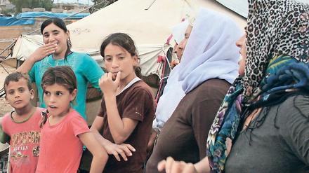 Jesidinnen mit ihren Kindern am Rande der nordirakischen Stadt Khanike im Jahr 2015.
