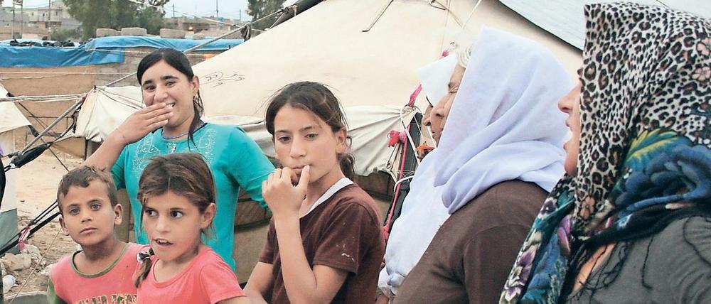 Jesidinnen mit ihren Kindern am Rande der nordirakischen Stadt Khanike im Jahr 2015.