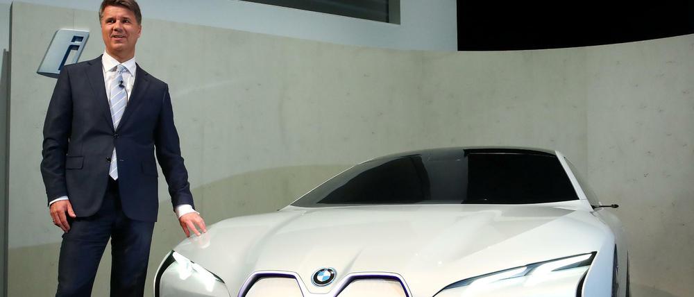 Die neue Generation. BMW-Chef Harald Krüger und der elektrische "i4", der 2021 auf den Markt kommen soll. 