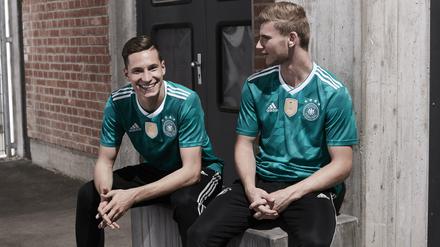 Ihr habt die Haare schön. Die deutschen Fußballnationalspieler Julian Draxler (l) und Timo Werner im grünen Auswärtstrikot für die Fußball-Weltmeisterschaft in Russland 2018. 