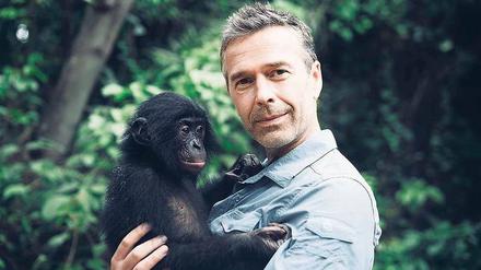 Dirk Steffens ist Autor und Produzent von Natur- und Wissenschafts-Dokus. Auf seinem Arm: ein verwaistes Bonobo-Baby aus dem Kongo-Becken.
