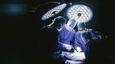 Unterm Messer. In größeren Kliniken ist die Überlebensrate höher.