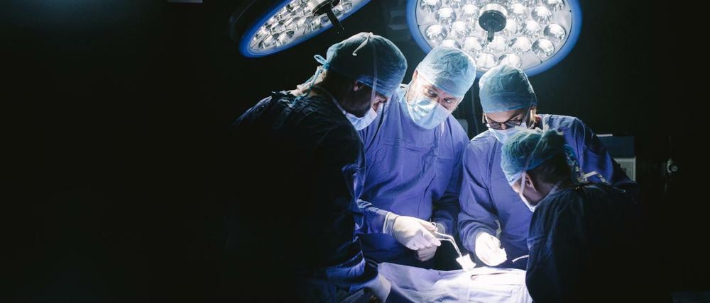 Unterm Messer. In größeren Kliniken ist die Überlebensrate höher.