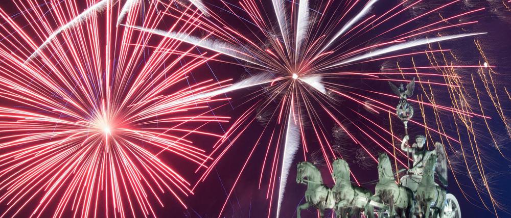 Das Feuerwerk bei Deutschlands größter Silvesterparty am Brandenburger Tor wäre vom Böllerverbot ausgenommen.