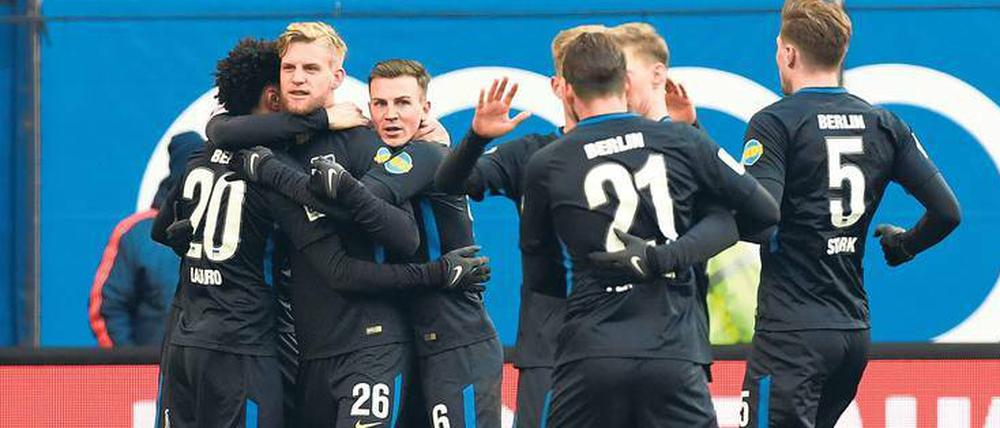 Rudelbildung mal anders. Herthas Profis können nach dem Sieg in Hamburg durchschnaufen. Mit dem Abstiegskampf dürften sie nichts mehr zu tun haben.