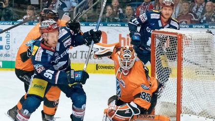 In den Ruhephasen liegt die Kraft. Je länger die Serie zwischen den Eisbären und Grizzlys Wolfsburg andauert, desto größer sollten die Chancen für die Berliner um Mark Olver (l.) sein. 