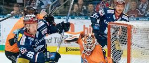 In den Ruhephasen liegt die Kraft. Je länger die Serie zwischen den Eisbären und Grizzlys Wolfsburg andauert, desto größer sollten die Chancen für die Berliner um Mark Olver (l.) sein. 