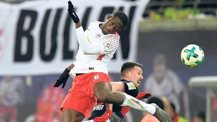 Siege verleihen Flügel. Im fünften Aufeinandertreffen gelang den Leipzigern der erste Erfolg gegen den FC Bayern. Sandro Wagner (r.) konnte sich immerhin noch über sein Tor zum 1:0 freuen, doch danach waren die Sachsen, hier Ibrahima Konaté, überlegen und gewannen verdient. 