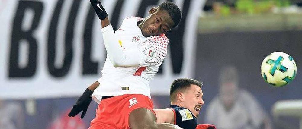 Siege verleihen Flügel. Im fünften Aufeinandertreffen gelang den Leipzigern der erste Erfolg gegen den FC Bayern. Sandro Wagner (r.) konnte sich immerhin noch über sein Tor zum 1:0 freuen, doch danach waren die Sachsen, hier Ibrahima Konaté, überlegen und gewannen verdient. 