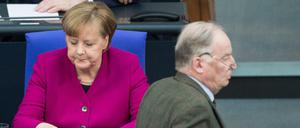 AfD-Chef Alexander Gauland geht Angela Merkel vorbei zum Rednerpult.