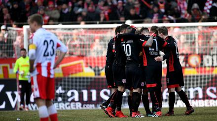 Union grübelt, die anderen Jubeln. Felix Kroos nach dem Ausgleich von Jahn Regensburg. 