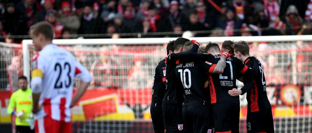 Union grübelt, die anderen Jubeln. Felix Kroos nach dem Ausgleich von Jahn Regensburg. 