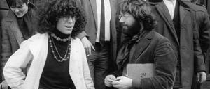 Rainer Langhans (links) und Fritz Teufel stehen nach ihrem Freispruch am 22.03.1968 vor dem Landgericht in Berlin-Moabit. 
