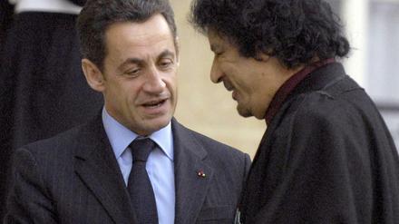 Nicolas Sarkozy (l.), damaliger Präsident von Frankreich, empfängt Muammar al Gaddafi, das damalige Staatsoberhaupt von Libyen, 2007 in Paris.