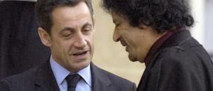 Nicolas Sarkozy (l.), damaliger Präsident von Frankreich, empfängt Muammar al Gaddafi, das damalige Staatsoberhaupt von Libyen, 2007 in Paris.