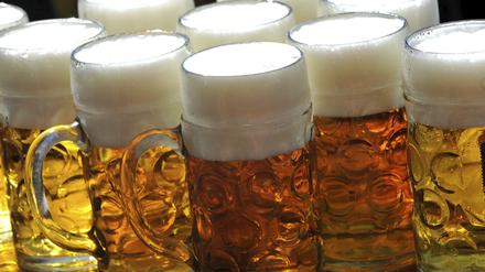 Bierkrüge auf dem Münchener Oktoberfest.