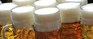Bierkrüge auf dem Münchener Oktoberfest.