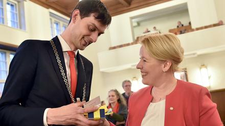 Franziska Giffey gratulierte ihrem Nachfolger Martin Hikel persönlich zum neuen Amt.