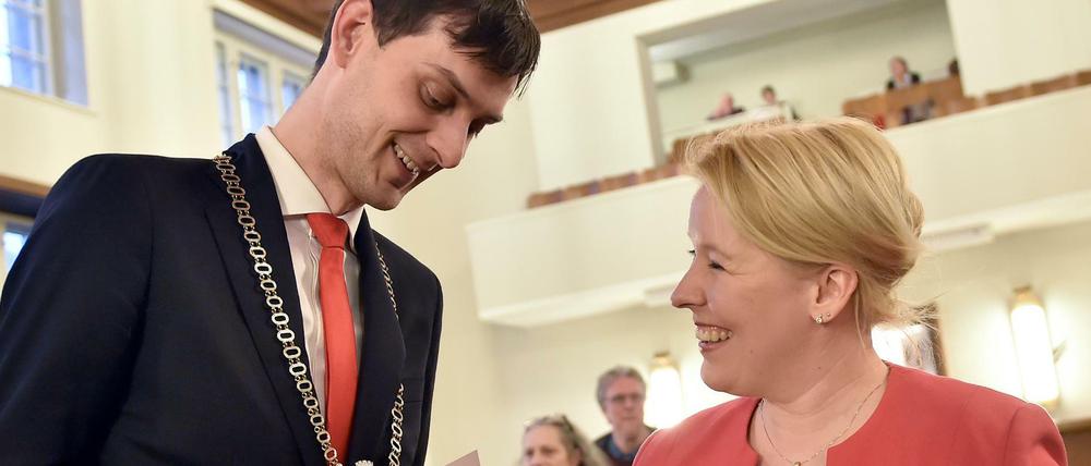Franziska Giffey gratulierte ihrem Nachfolger Martin Hikel persönlich zum neuen Amt.