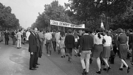 Unterstützer des Präsidenten Charles de Gaulle demonstrieren Ende Mai 1968 mit einem Transparent "Cohn-Bendit go home".