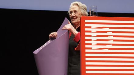 Die Schauspielerin und Preisträgerin Ingrid Burkhard spricht bei der Verleihung. Die Verleihung des Großen Diagonale Schauspielpreises während der Diagonale Eröffnung in Graz. 