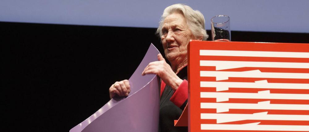 Die Schauspielerin und Preisträgerin Ingrid Burkhard spricht bei der Verleihung. Die Verleihung des Großen Diagonale Schauspielpreises während der Diagonale Eröffnung in Graz.