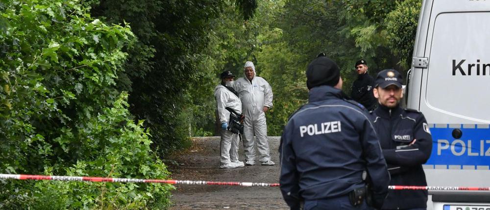 Fundort. Einsatzkräfte der Polizei und Kriminaltechniker stehen am 8. September 2017 am Hardenbergplatz.