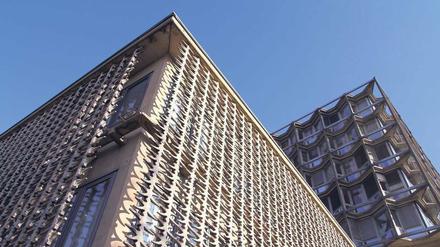Die Betonzapfen der vorgehängten Fassade des Klinikums Steglitz erinnern an die menschliche Wirbelsäule.