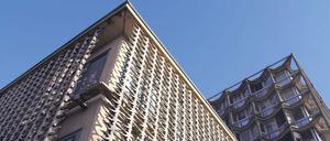 Die Betonzapfen der vorgehängten Fassade des Klinikums Steglitz erinnern an die menschliche Wirbelsäule.