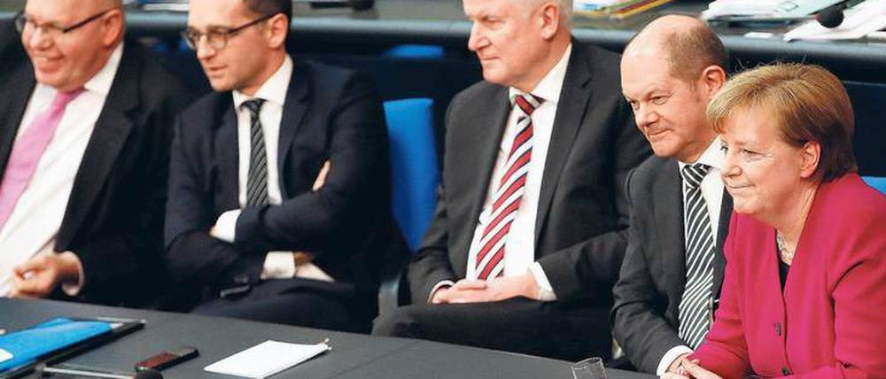 Seehofer schmunzelt, Merkel stichelt. Ganz so eng, soll das zeigen, sieht auch die CDU-Chefin den Appell zum Zusammenhalt nicht.
