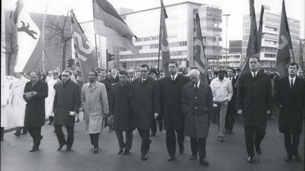 Mehrere hundert Berliner ehrten am 6. April 1968 den ermordeten Martin Luther King mit einem Trauerzug durch die Innenstadt. Im Vordergrund Bürgermeister Klaus Schütz.