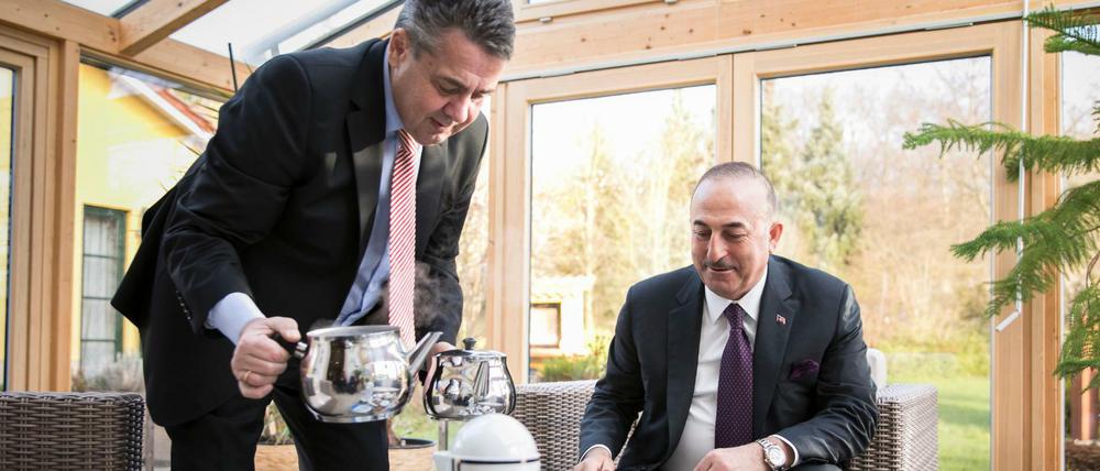 Tea for two: Die Einladung des türkischen Außenministers ins Goslarer Eigenheim trug Gabriel viel Kritik ein.