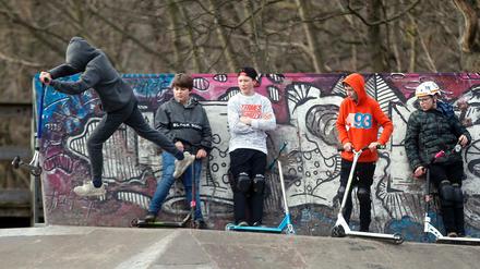 Jugendliche skaten im Mellowpark.