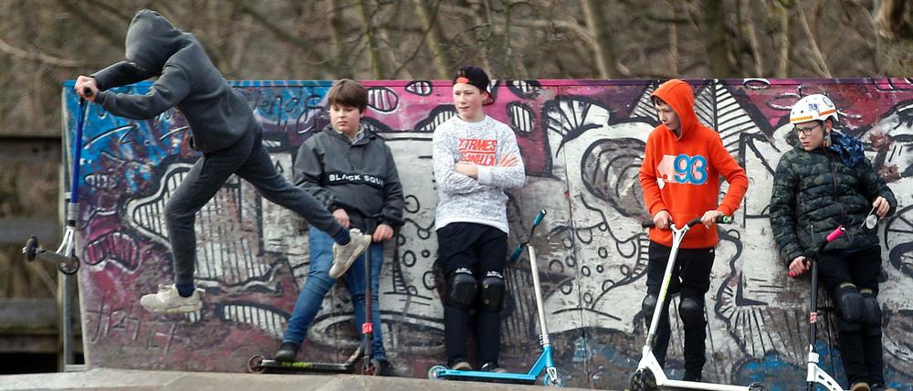Jugendliche skaten im Mellowpark.