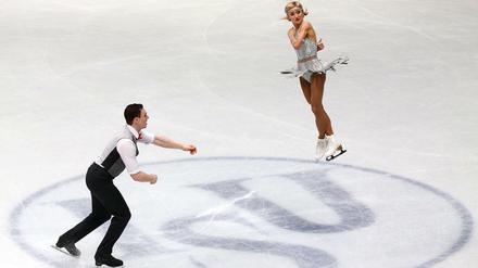 Gut geflogen. Aljona Savchenko und Bruno Massot sind auf Gold-Kurs.