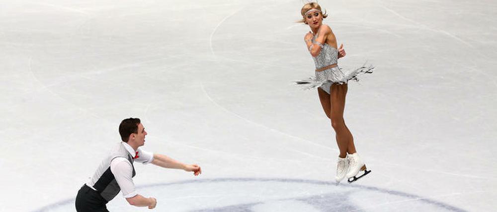 Gut geflogen. Aljona Savchenko und Bruno Massot sind auf Gold-Kurs.