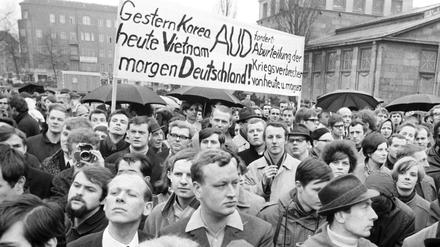 Berliner versammelten sich auf dem Wittebergplatz, um gegen den Krieg in Vietnam zu protestieren.