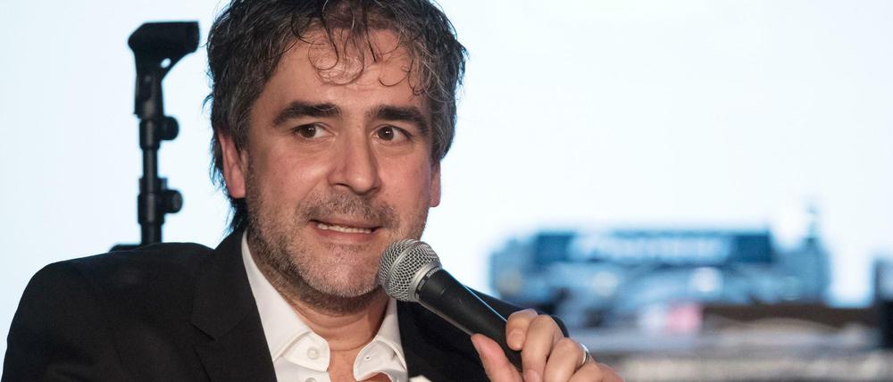 Der Journalist Deniz Yücel liest während der Veranstaltung "Auf die Freiheit" im Festsaal Kreuzberg aus dem Buch "Wir sind ja nicht zum Spaß hier". Es war der erste öffentliche Auftritt nach seiner Haftentlassung.