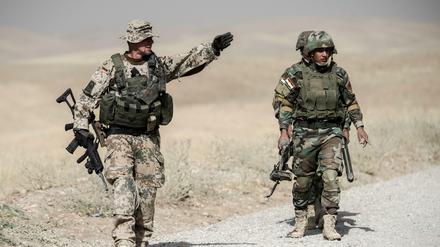 Irak, Erbil: Bundeswehr Soldaten und kurdische Peshmerga Soldaten bei einer Übung in der Ausbildungseinrichtung Bnaslawa bim Jahr 2016.